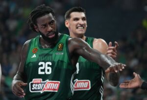 Ο Ματίας Λεσόρ και ο Ντίνος Μήτογλου στον αγώνα του Παναθηναϊκού κόντρα στην Μπάγερν, στο ανακαινισμένο ΟΑΚΑ