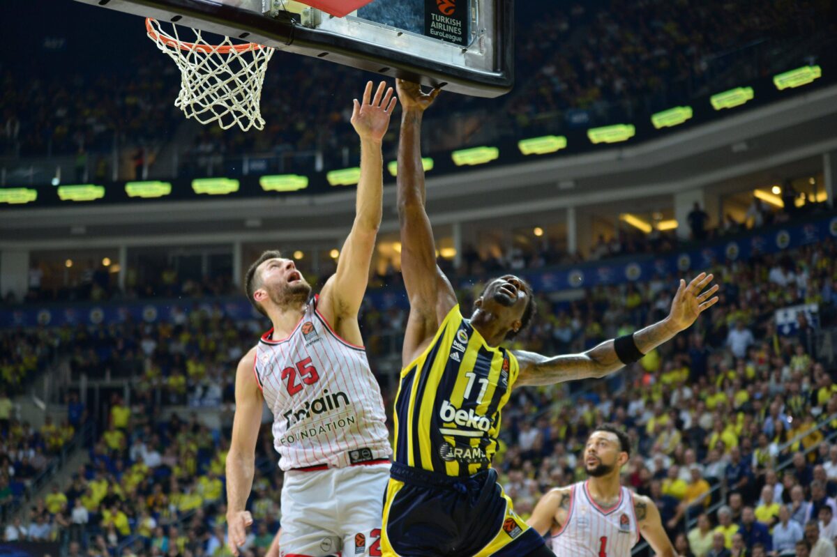 Ο Άλεκ Πίτερς του Ολυμπιακού διεκδικεί τη μπάλα με τον Νάιτζελ Χέιζ-Ντέιβις της Φενέρμπαχτσε