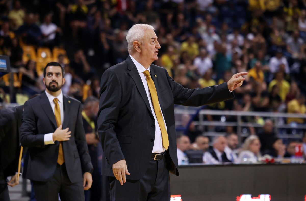 Η αιτία πίσω από το τάιμ άουτ του Σάκοτα στο Άρης – ΑΕΚ Betsson που έφερε την… έκρηξη του Αλεξανδρείου