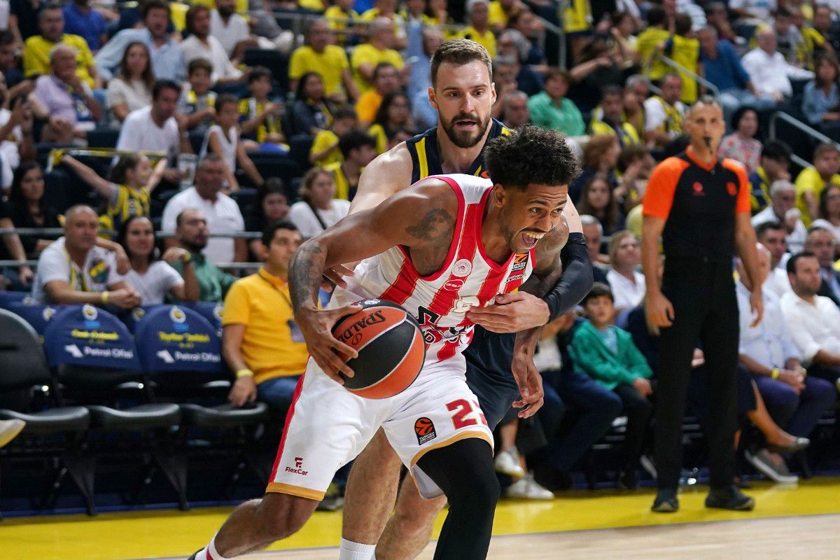 Φάση από το παιχνίδι Φενέρμπαχτσε - Ολυμπιακός