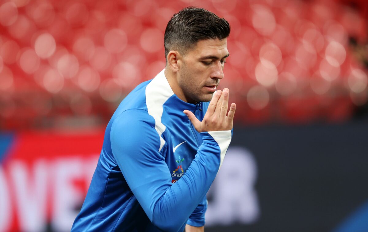 Με μαύρα περιβραχιόνια παίκτες και διαιτητές στο Αγγλία – Ελλάδα