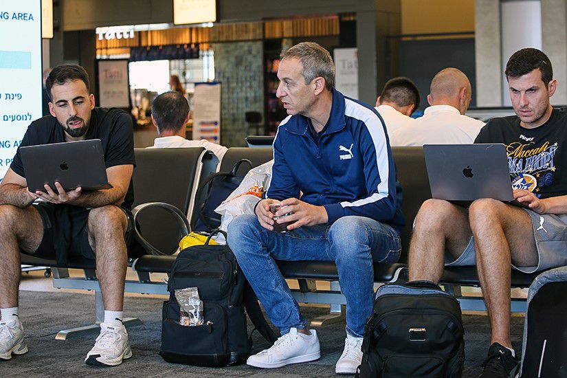 Ο προπονητής της Μακάμπι, Οντέντ Κάτας, με τους συνεργάτες του στο αεροδρόμιο του Τελ Αβίβ