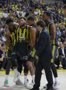 Ο Σκότι Ουίλμπεκιν αποχωρεί από το παρκέ σφαδάζοντας στο Φενέρμπαχτσε-Ολυμπιακός (4/10/2024)