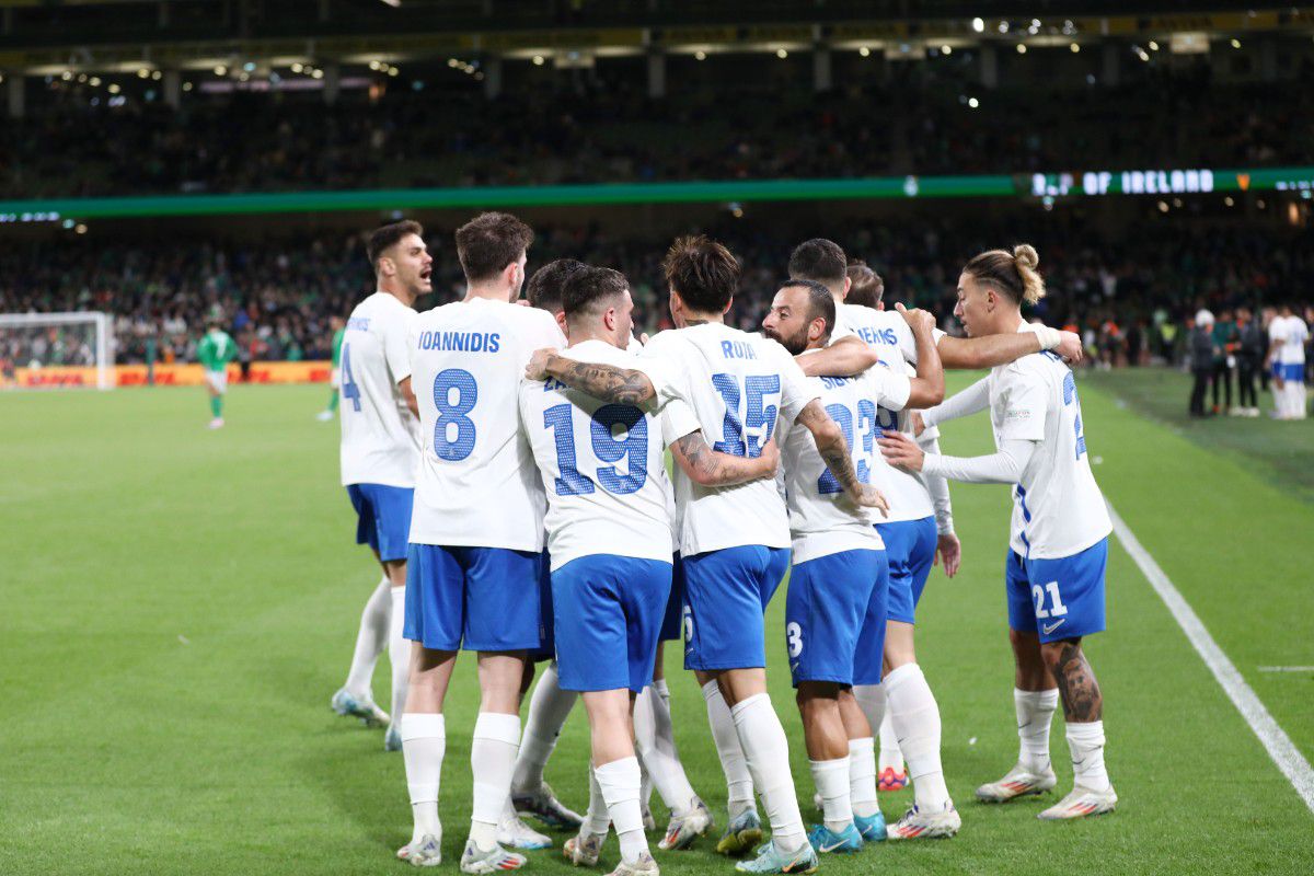 Οι παίκτες της Ελλάδας πανηγυρίζουν το γκολ απέναντι στην Ιρλανδία