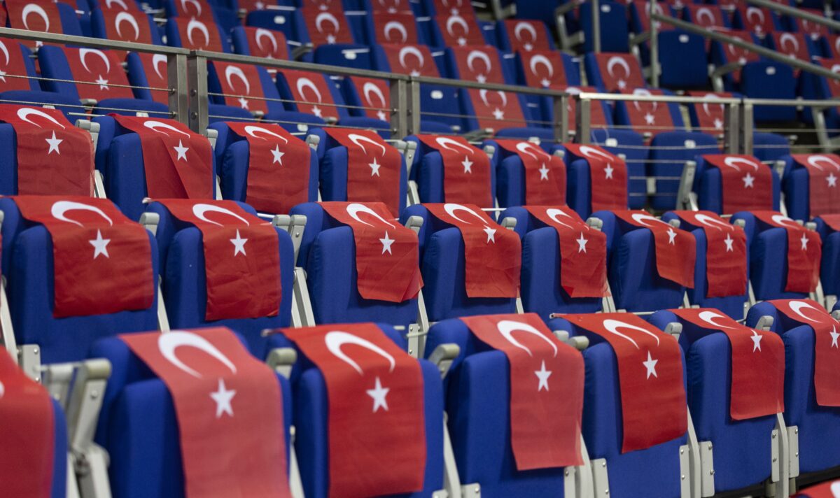 Η Φενέρμπαχτσε γέμισε το γήπεδό της με σημαίες της Τουρκίας – Ο λόγος πίσω από αυτή τη κίνηση (pics)