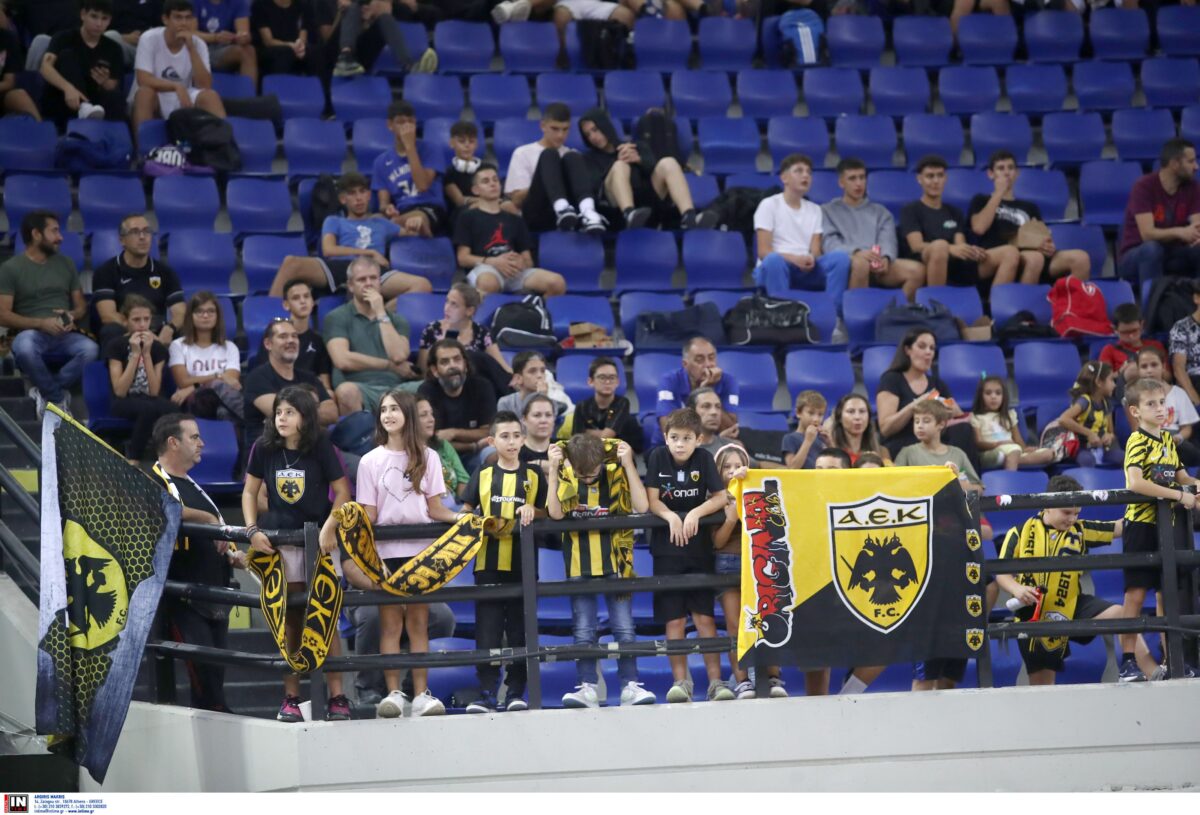 «Θερμή» ατμόσφαιρα από τον κόσμο της ΑΕΚ στη Sunel Arena, έμπαινε κόσμος και μετά το τζάμπολ