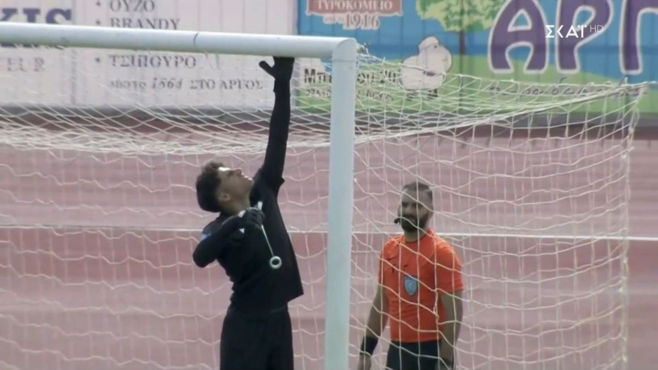 Το είδαμε κι αυτό: Στο ματς Παναργειακός – Πανιώνιος ο τερματοφύλακας έβαζε… ταινία στο δοκάρι για να το φτιάξει