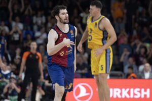 Ο Ντάριο Μπριθουέλα πανηγυρίζει ένα καλάθι της Μπαρτσελόνα στη νίκη επί της Άλμπα