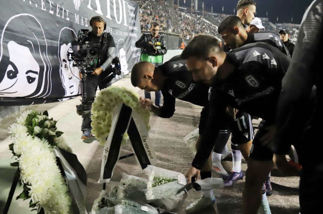 Οι παίκτες και ο Λουτσέσκου καταθέτουν στεφάνια στη μνήμη των θυμάτων των Τεμπών