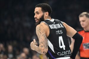 O Ντουέιν Ουάσινγκτον με τη φανέλα της Παρτίζαν