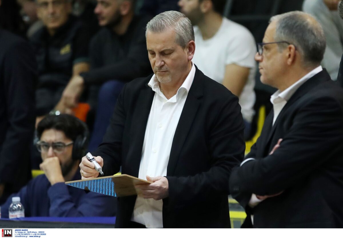 Ο Ηλίας Ζούρος σχεδιάζει κάποιο σύστημα στο πινακάκι του κατά τη διάρκεια του Μαρούσι-ΠΑΟΚ (2/11/2024)