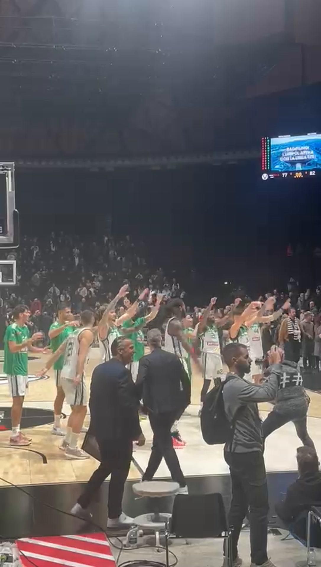 Βίρτους – Παναθηναϊκός 77-82: Οι οπαδοί του «τριφυλλιού» πανηγυρίζουν το σπουδαίο διπλό στο φινάλε