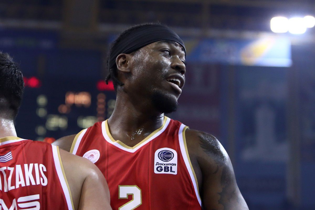 Ανησυχία για την κατάσταση της υγείας του Μόουζες Ράιτ - Ο σέντερ του Ολυμπιακού παραμένει στο νοσοκομείο