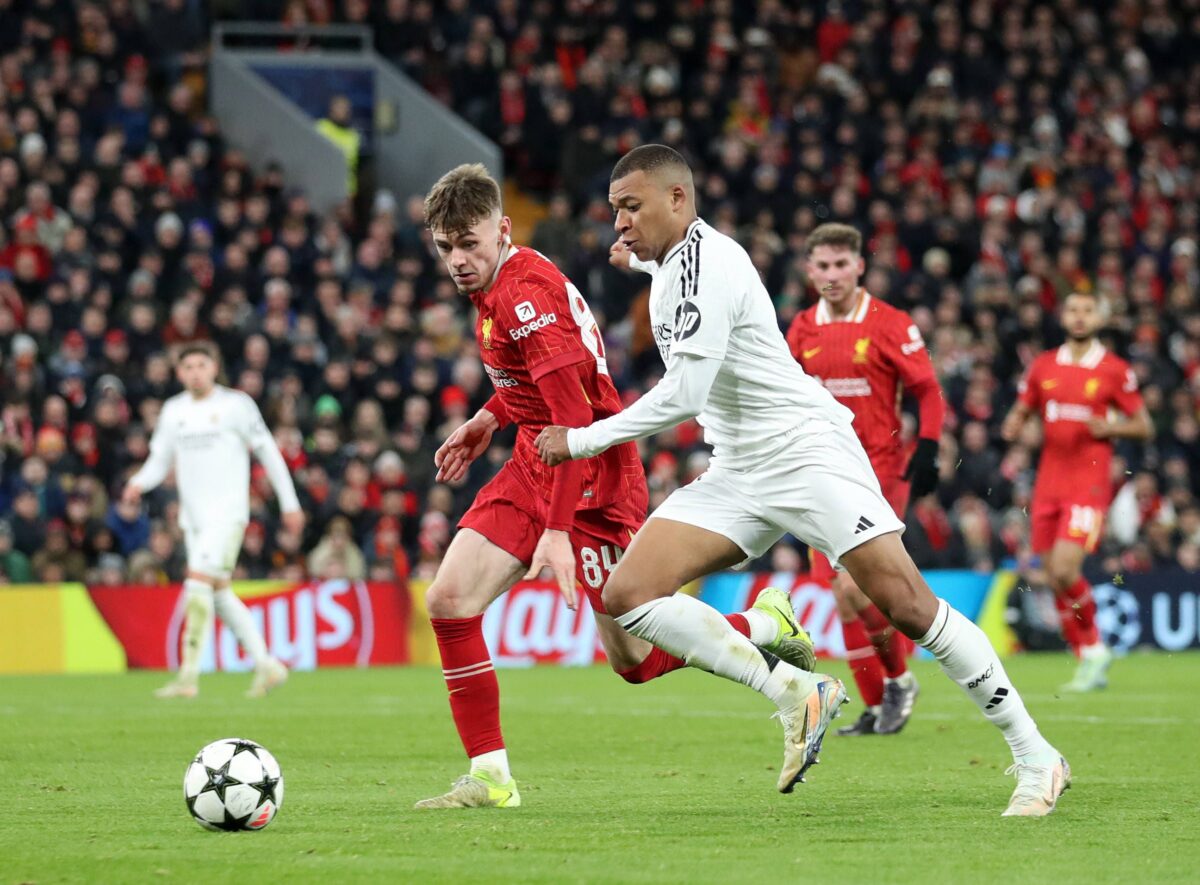 Ο Κόνορ Μπράντλεϊ με τον Κιλιάν Εμπαπέ στο Λίβερπουλ - Ρεάλ Μαδρίτης