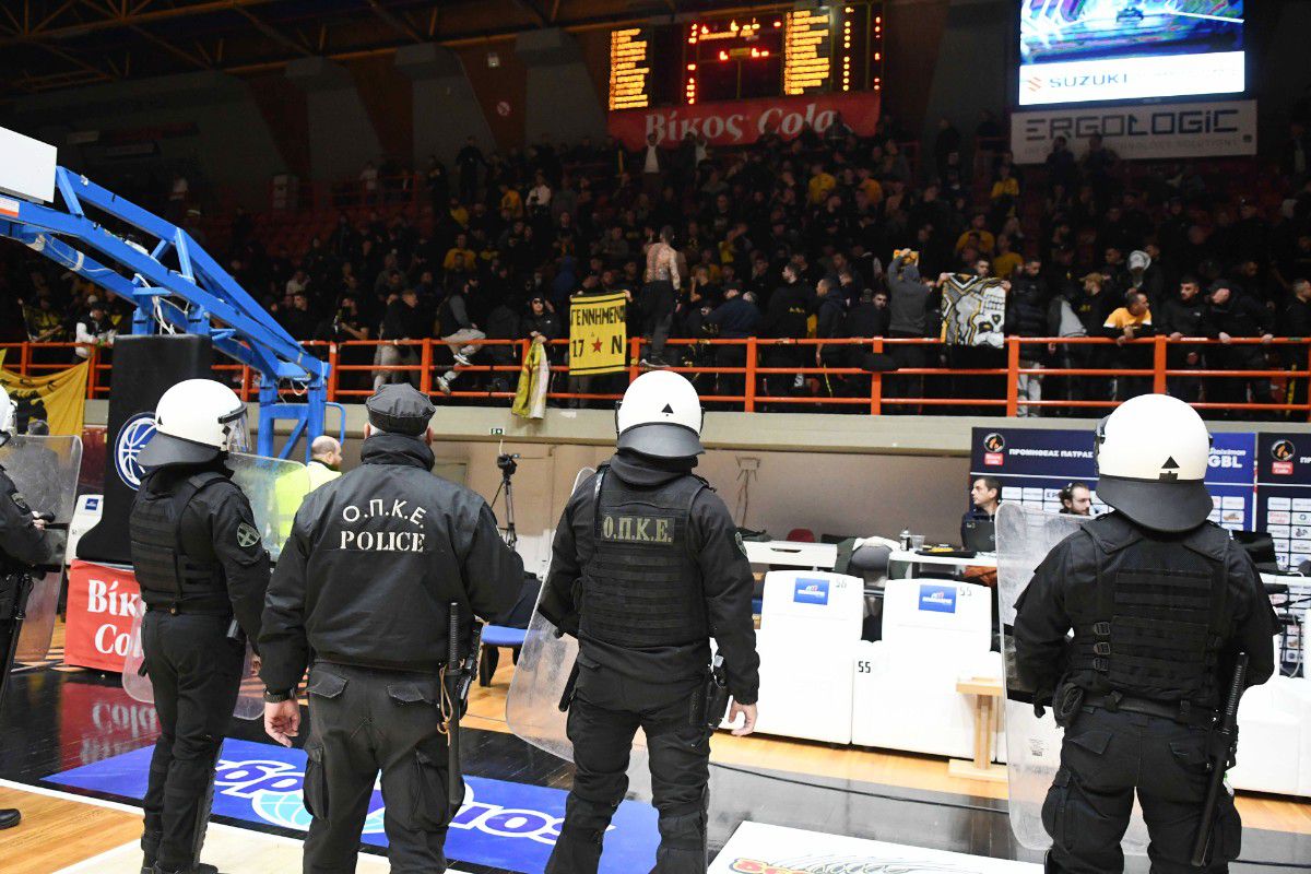 Ένωση Αστυνομικών Αχαΐας: «Δύο συνάδελφοι τραυματίστηκαν και ένας δέχθηκε δολοφονική επίθεση στο Προμηθέας – ΑΕΚ»