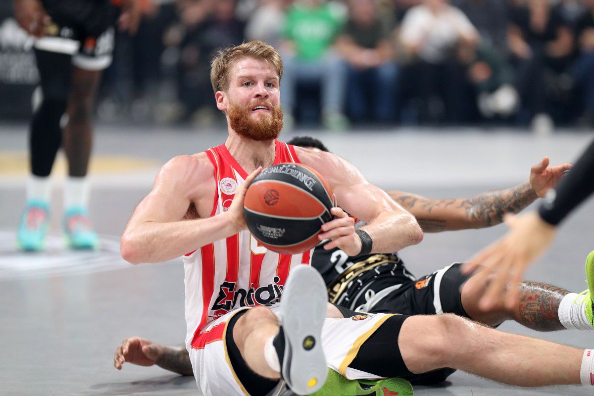 Φάση από το παιχνίδι Παρτιζάν - Ολυμπιακός