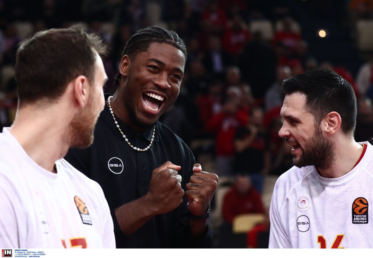 Αποθέωση από τους φίλους του Ολυμπιακού για Ράιτ: Στο ΣΕΦ ο Αμερικανός μετά την περιπέτεια της υγείας του (vid)