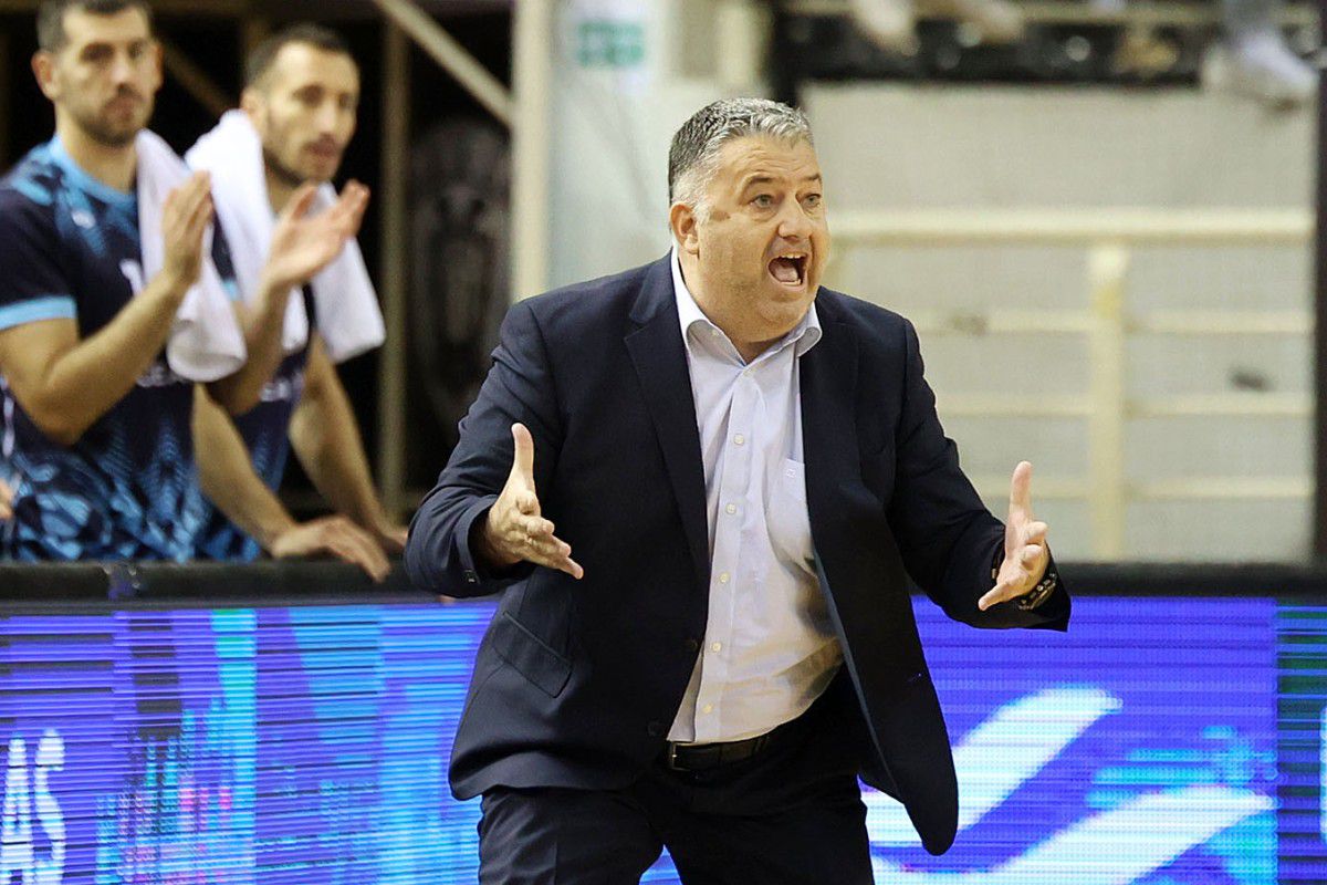 Ο προπονητής του Κολοσσού Ρόδου, Μάκης Γιατράς