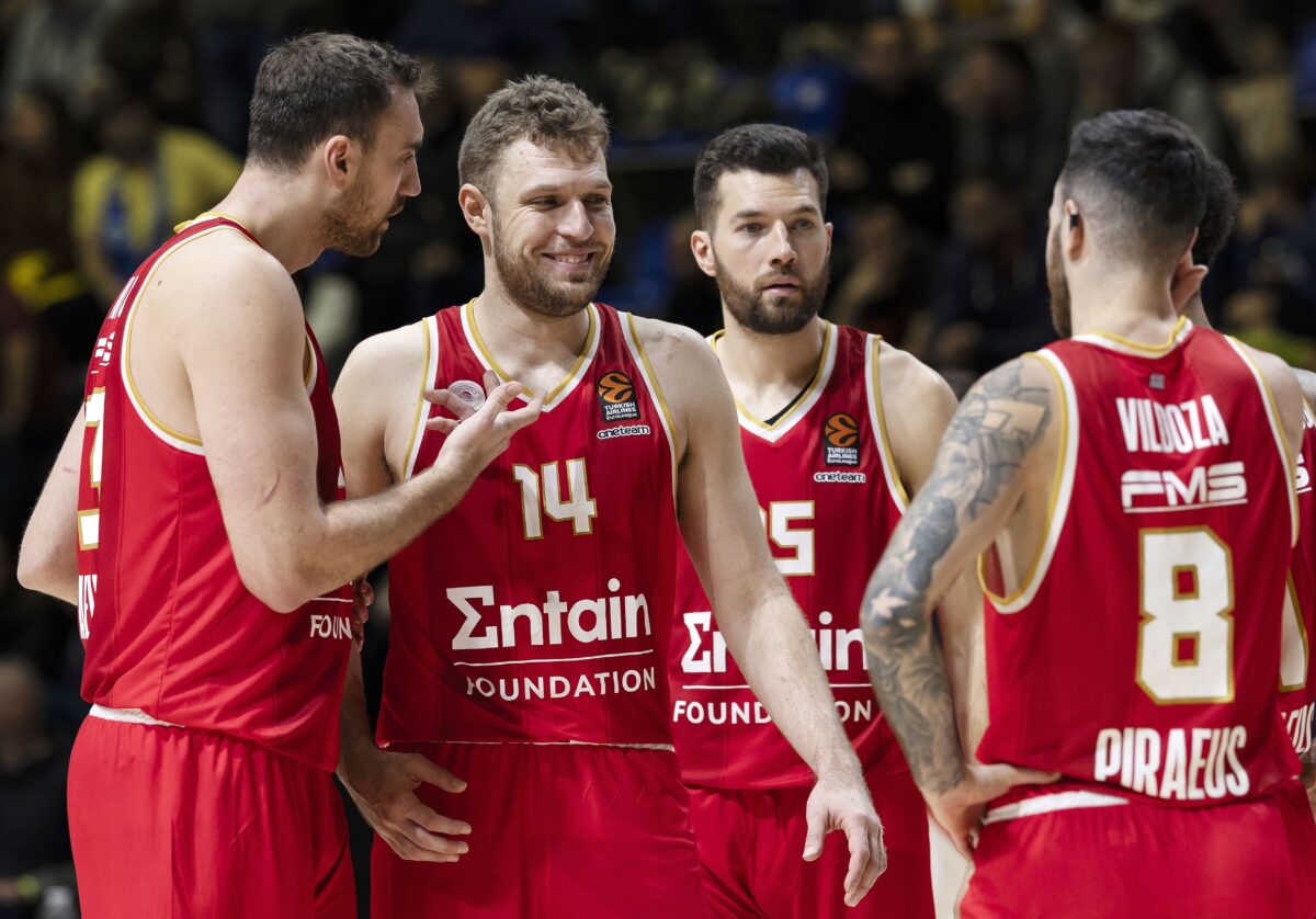 Αποθέωσε τον Βεζένκοφ ο Μιλουτίνοφ: «Το μπάσκετ είναι η ζωή του – Δούλευε πιο σκληρά απ’ όλους μας»