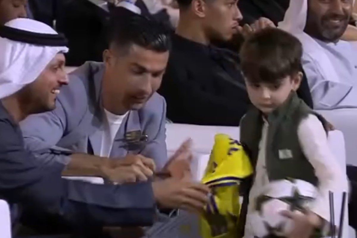 Παιδάκι έκανε… ντου στο gala του Globe Soccer Awards για ένα αυτόγραφο από τον Ρονάλντο (vid)