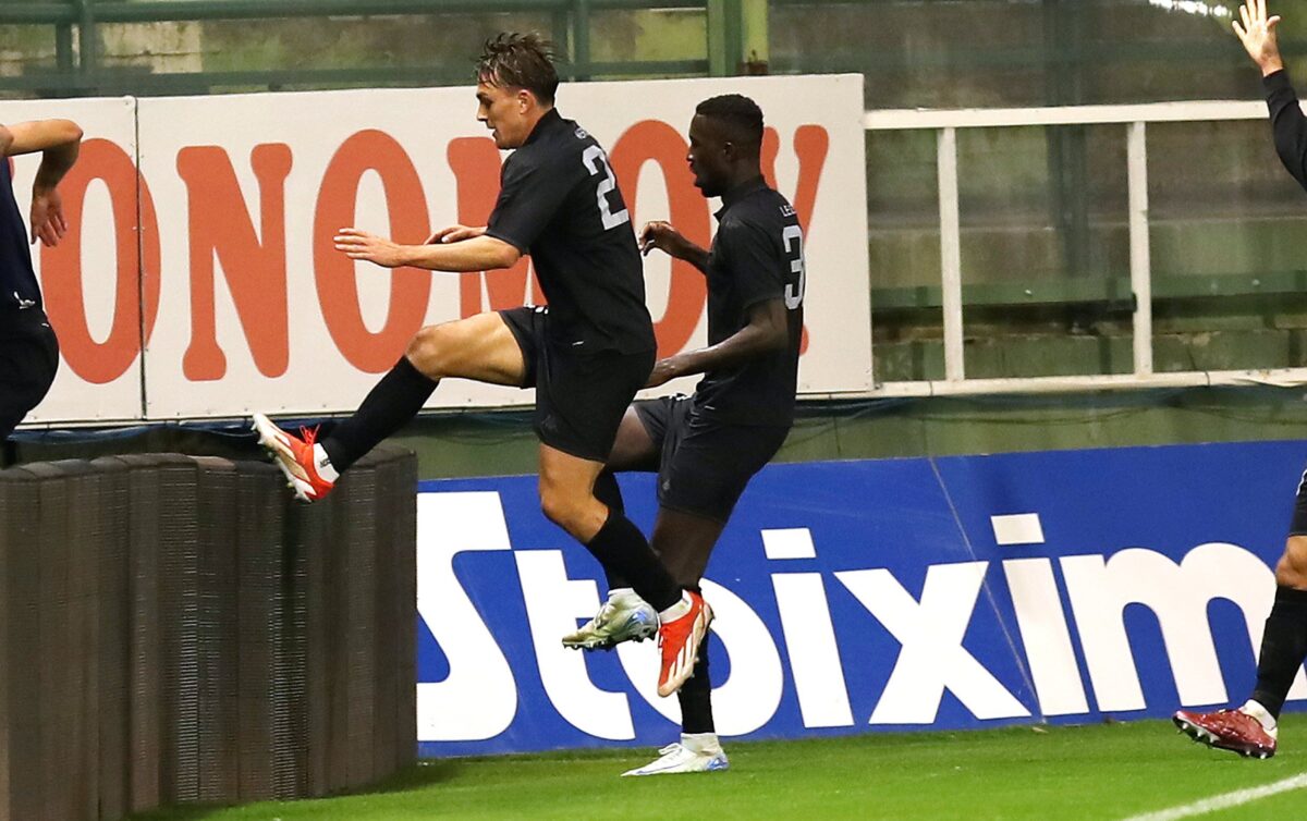 Οι πανηγυρισμοί των παικτών της Athens Kallithea μετά το 1-1 με τον Ολυμπιακό