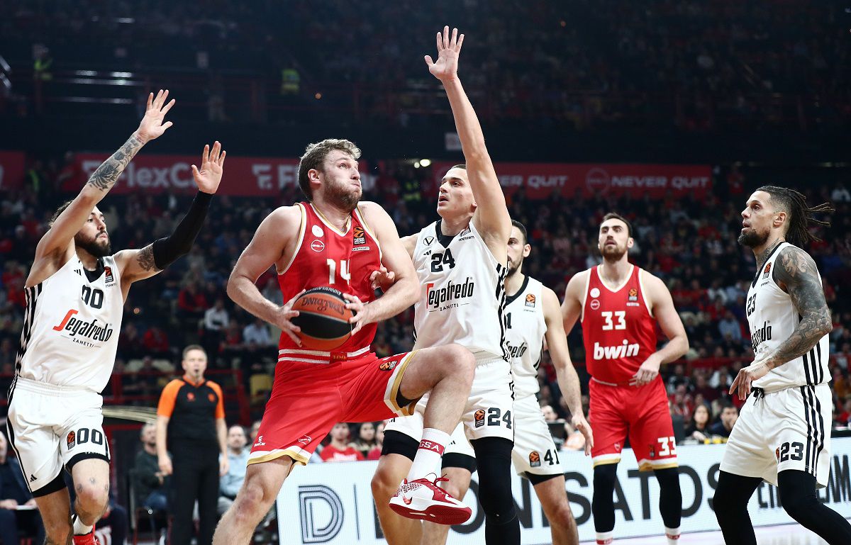 Ο Σάσα Βεζένκοφ αποτελεί την επιθετική ασφάλεια του Ολυμπιακού