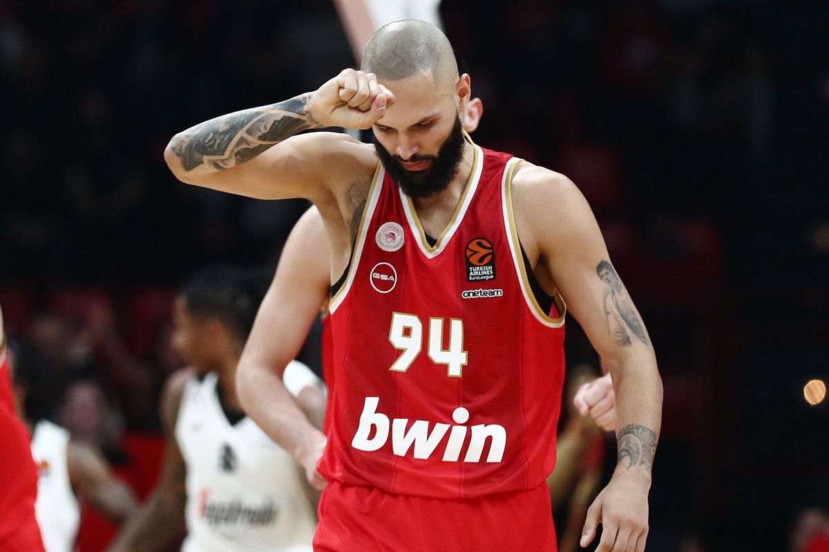 Ο Εβάν Φουρνιέ στο παιχνίδι Ολυμπιακός - Βίρτους Μπολόνια