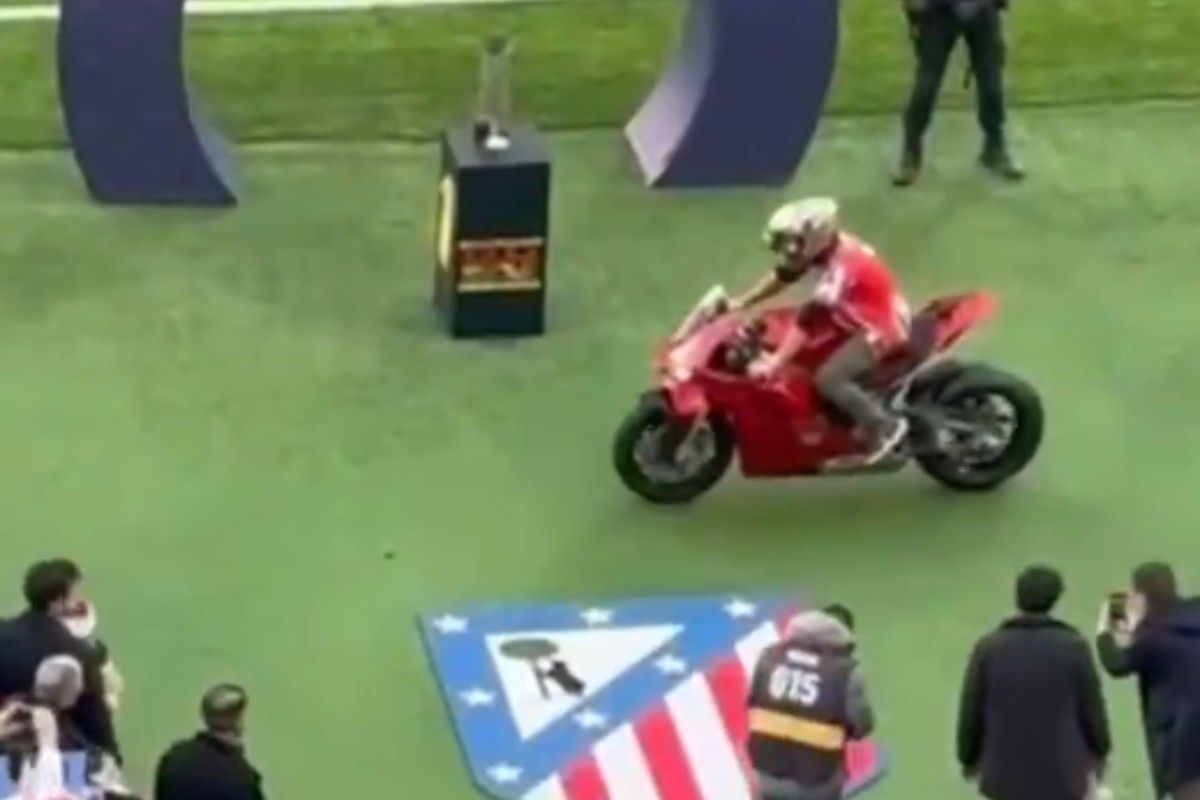 Ο πρωταθλητής του MotoGP έφτασε στο Metropolitano με τη… μηχανή του για να βραβευτεί από την Ατλέτικο (vid)