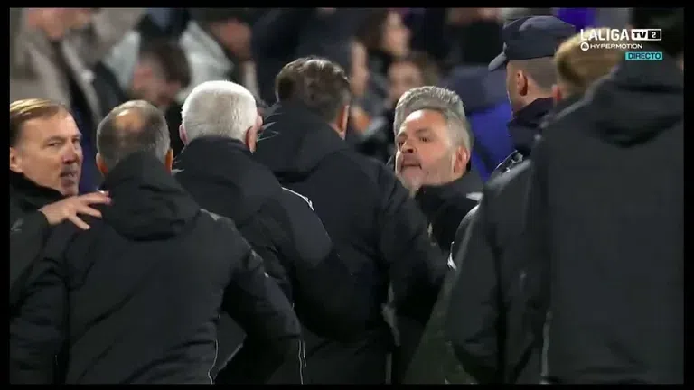 Η στιγμή που ο προπονητής της Ράθινγκ, χτύπησε με κεφάλι τον Νταβίντ Ναβάρο