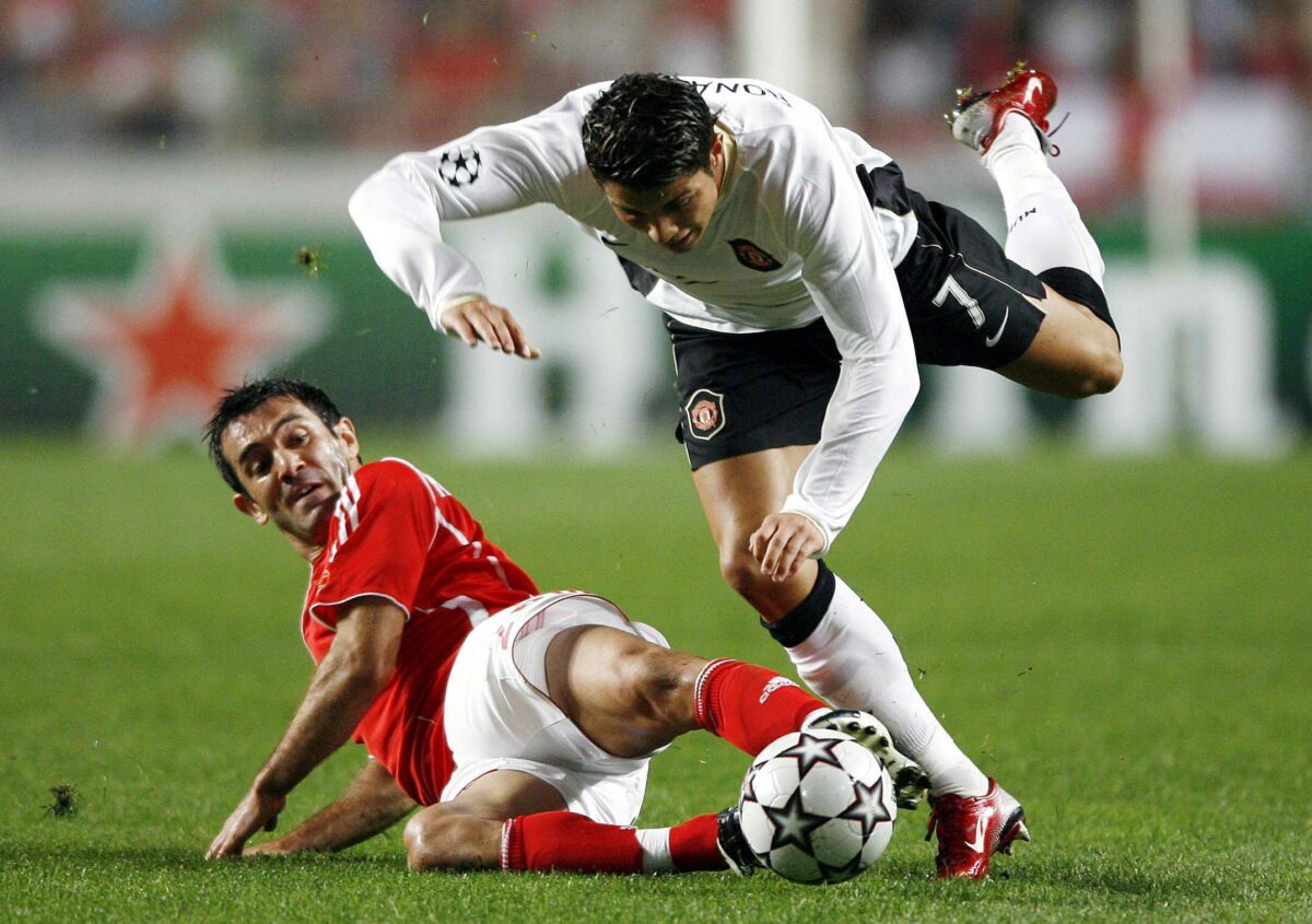 Ο Γιώργος Καραγκούνης και ο Κριστιάνο Ρονάλντο στο Μπενφίκα - Μάντσεστερ Γιουνάιτεντ