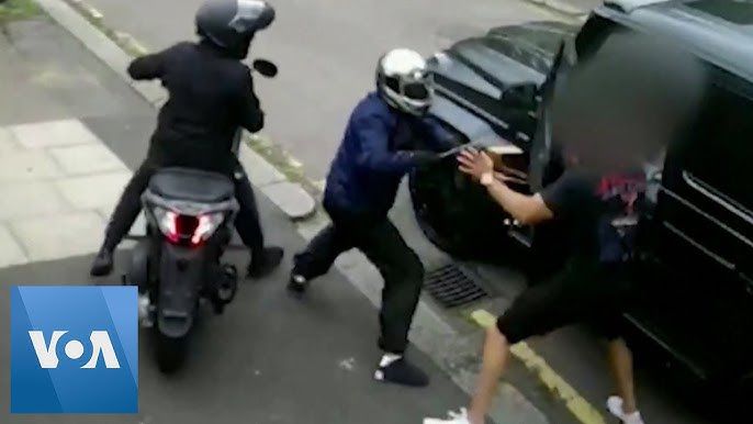 Η στιγμή της επίθεσης στον  Μεσούτ Οζίλ και Σέαντ Κολάσινατς