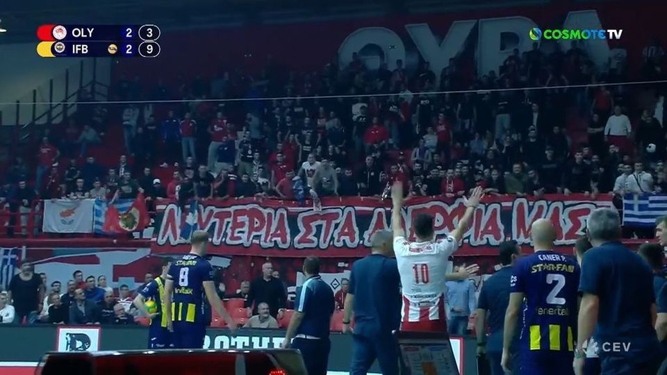 Οι αποφάσεις του διαιτητή που ξεσήκωσαν τον κόσμο του Ολυμπιακού – Ένταση κατά τη διάρκεια του τάι μπρέικ
