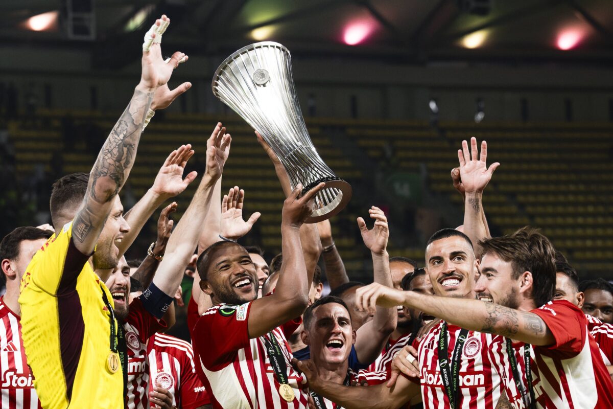 Οι παίκτες του Ολυμπιακού σηκώνουν το τρόπαιο του Conference League