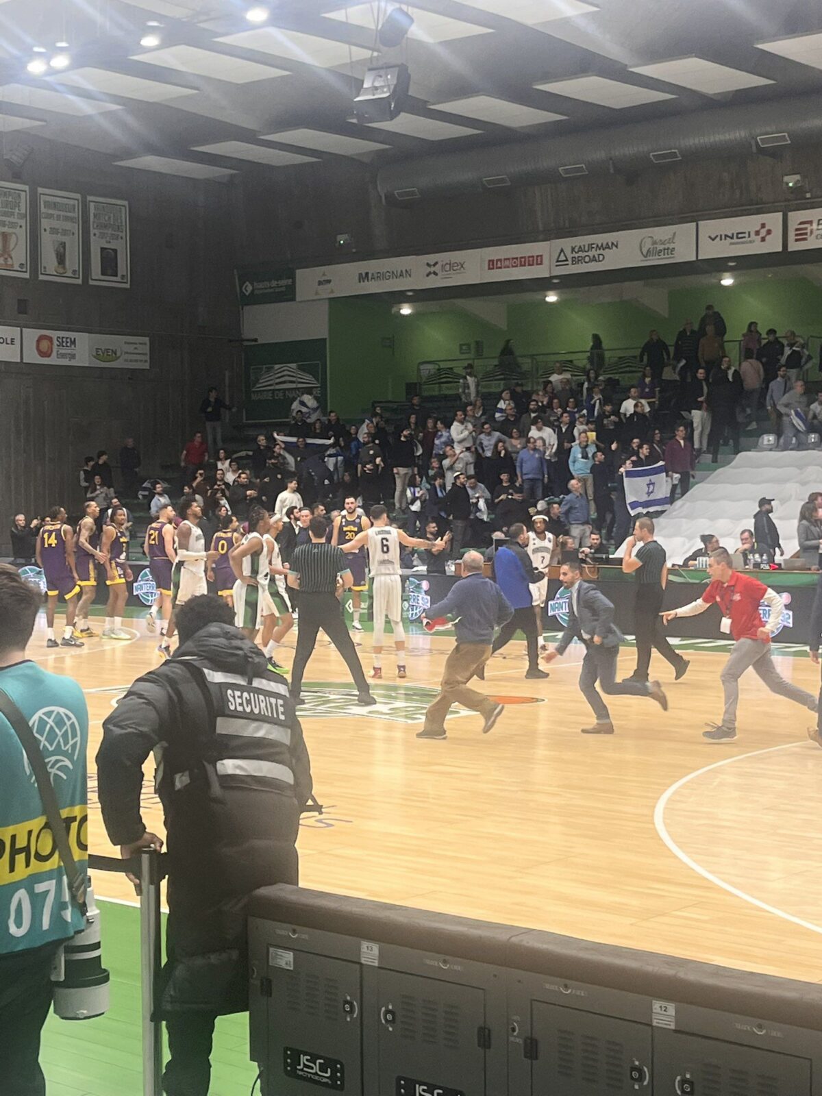 Πανικός στη Γαλλία: Εμφανίστηκαν σημαίες της Παλαιστίνης και διακόπηκε ο αγώνας Ναντέρ – Χάποελ Χολόν