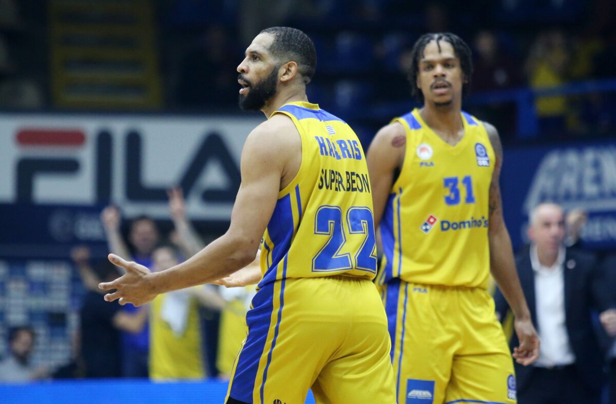 Ο Χάρις σε πανηγυρισμό στο παιχνίδι κόντρα στην ΑΕΚ