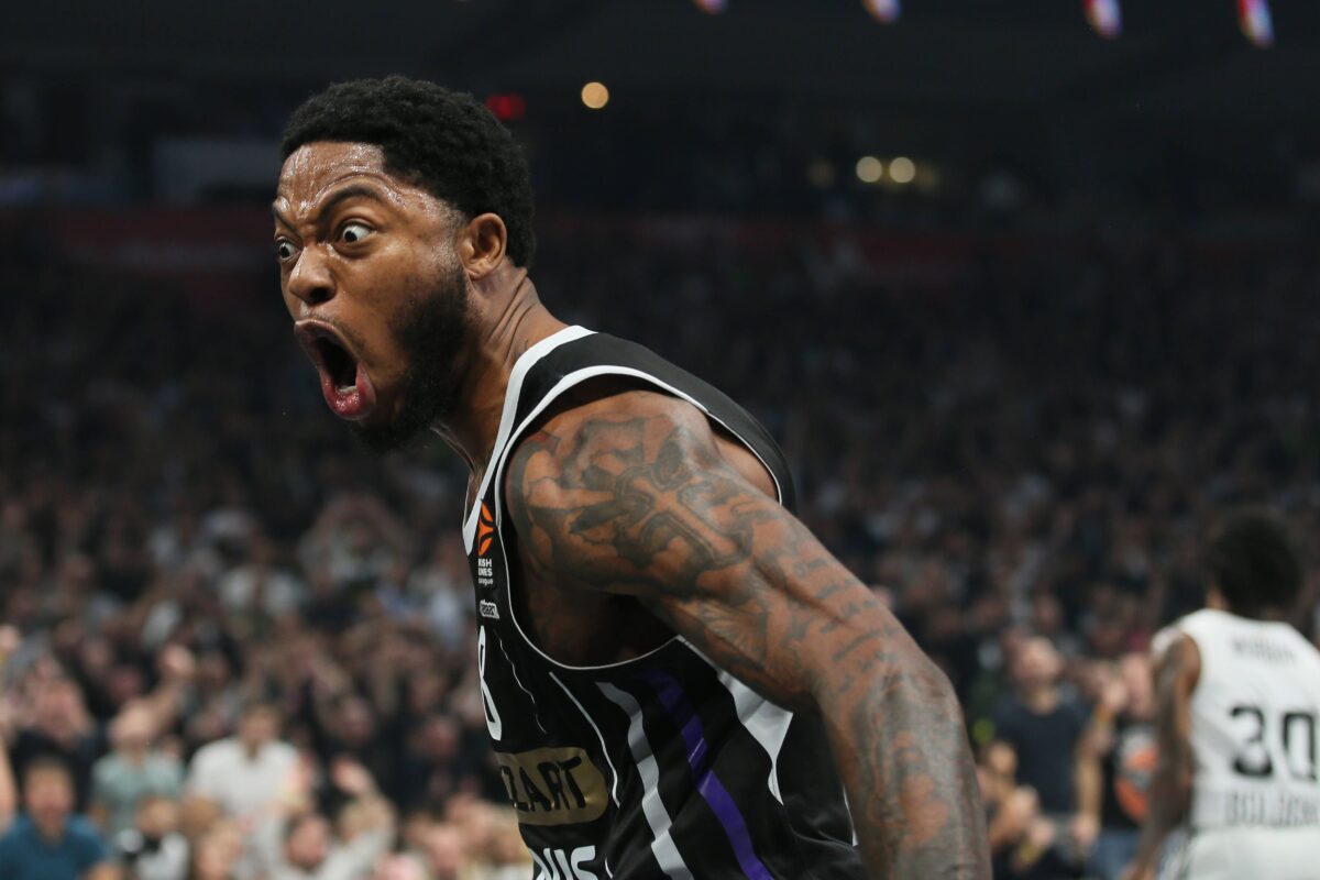 Το συγκλονιστικό κάρφωμα του Τζόουνς που ξεσήκωσε το Βελιγράδι (vid)