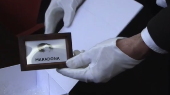 Σε δημοπρασία μια τούφα από τα μαλλιά του Μαραντόνα – Έως και… 50.000 ευρώ η εκτίμηση