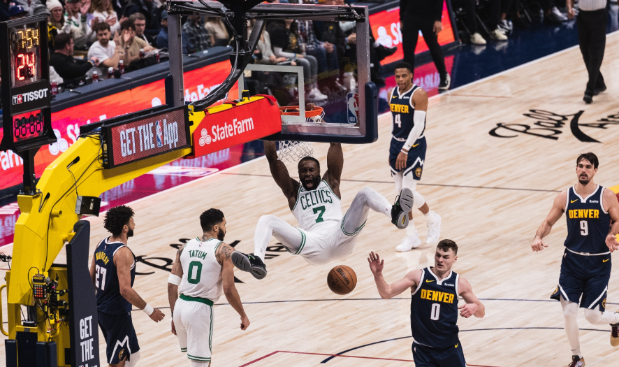 Οι πρωταθλητές άλωσαν το Ντένβερ στην απουσία του Γιόκιτς – Η 30άρα του Κάρι δεν έφτανε κόντρα στους Χιτ (vid)