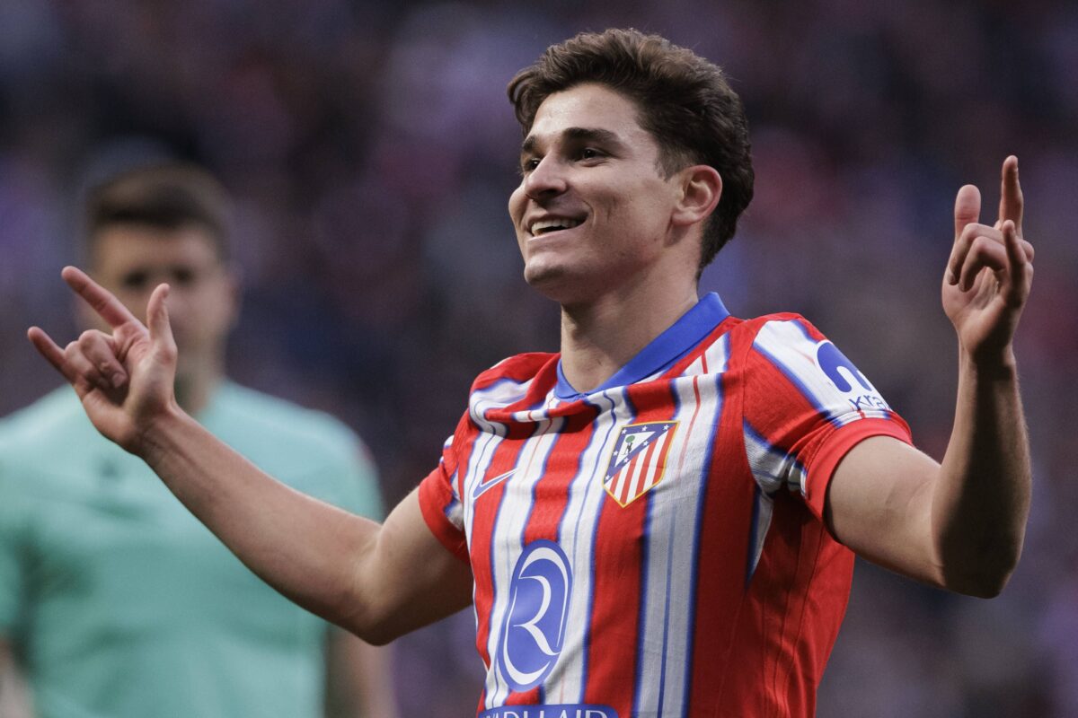 O Xoυλιάν Άλβαρες με τη φανέλα της Ατλέτικο Μαδρίτης