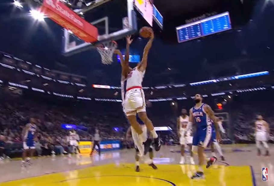 Από την «μαγεία» του ΛεΜπρόν, στη φάση που έκανε… πόστερ τον Εμπίντ: Το απολαυστικό Top 5 του NBA (vid)