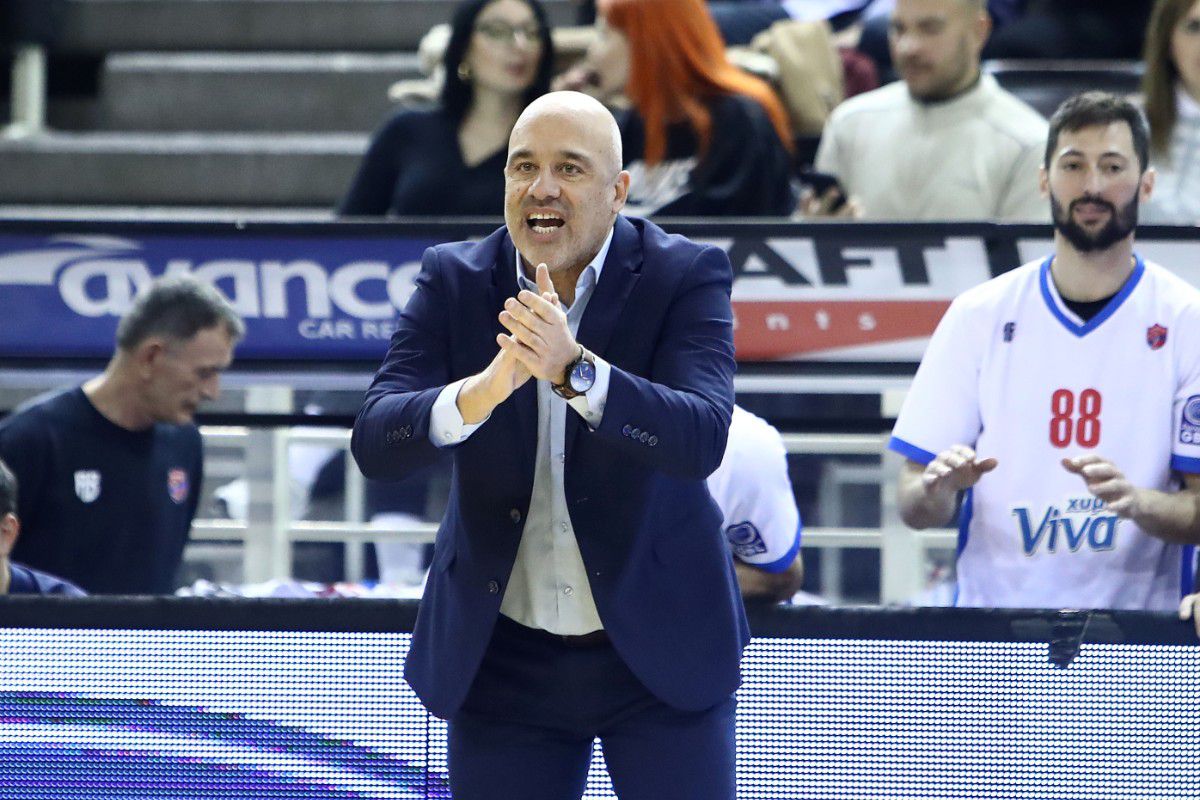 Ο προπονητής του Πανιωνίου, Άρης Λυκογιάννης