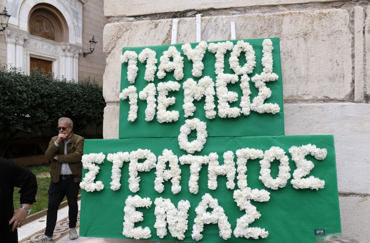 «11 αυτοί 11 εμείς, ο στρατηγός ένας» – Το στεφάνι με την ιστορική φράση του Πούσκας στο λαϊκό προσκύνημα του Μίμη Δομάζου