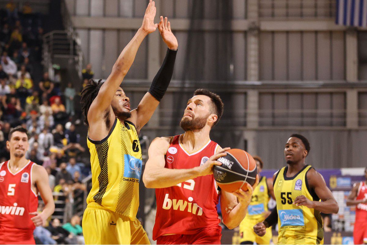 Ο Άλεκ Πίτερς στο ματς Άρης - Ολυμπιακός