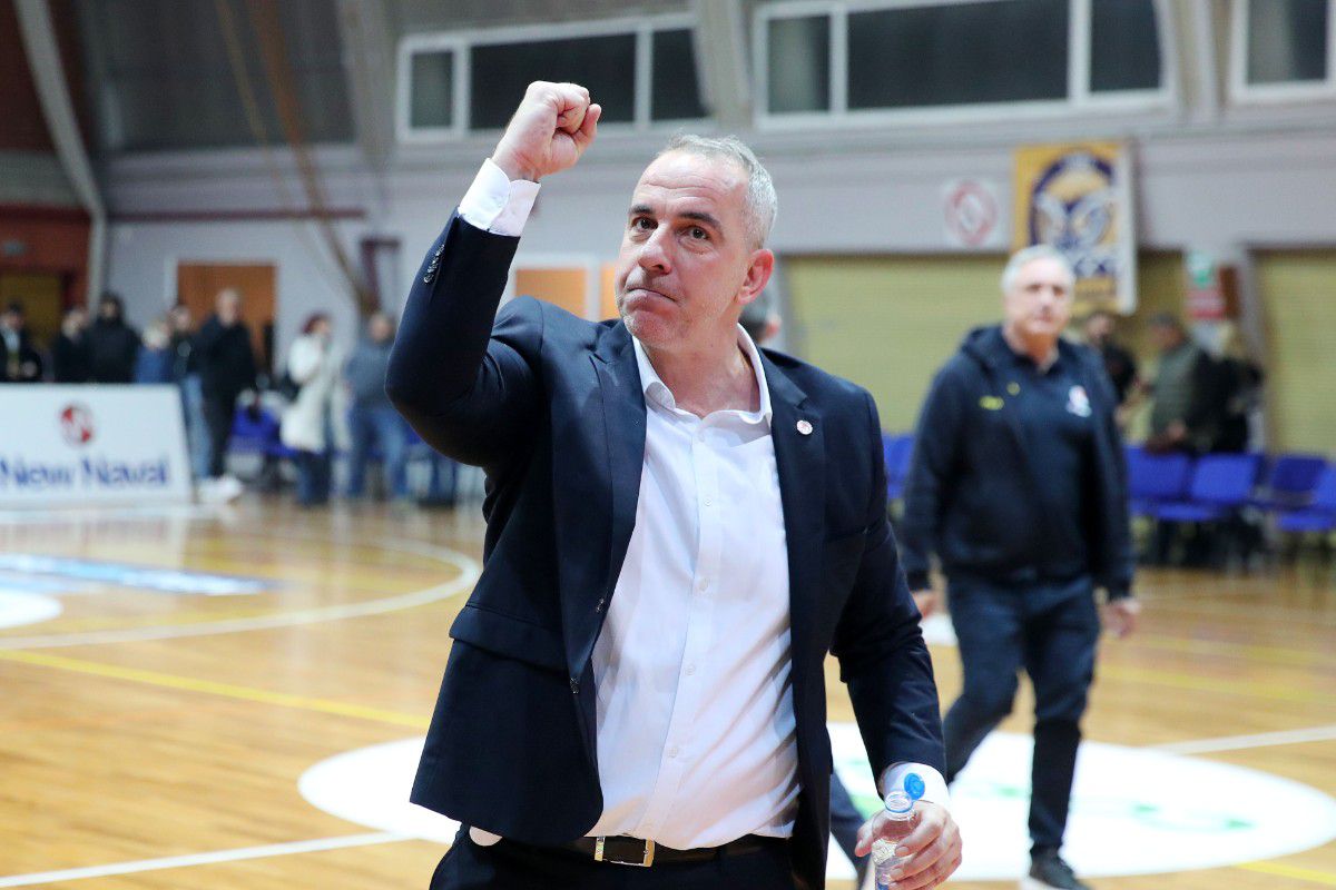 Ο προπονητής του Περιστερίου, Γιώργος Λιμνιάτης