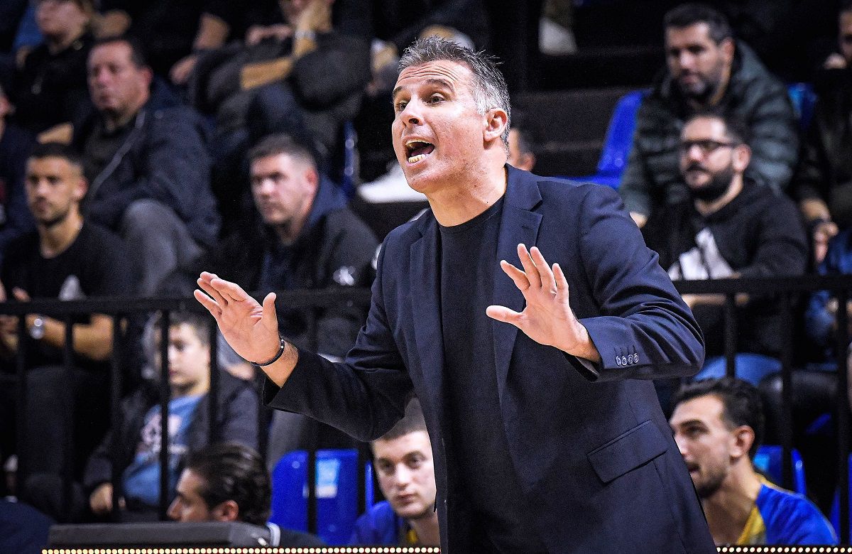 Ο Κώστας Μέξας συνεχάρει τους παίκτες του για τη νίκη στη Ρόδο