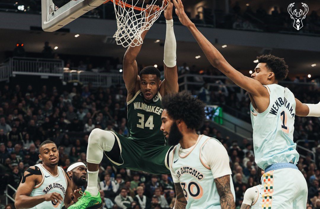 Με Γιάννη κυρίαρχο οι Μπακς «σάρωσαν» τους Σπερς