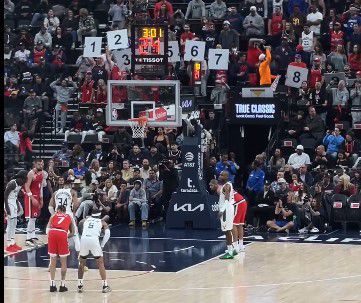 Οι φίλαθλοι των Κλίπερς τρόλαραν τον Αντετοκούνμπο για τα δευτερόλεπτα που μένει στη γραμμή των βολών (vid)