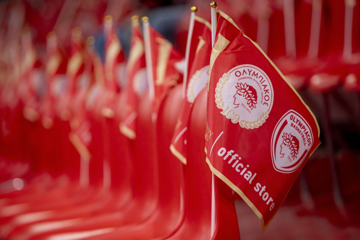 Υπέροχες εικόνες στο ΣΕΦ κόντρα στην Μπάγερν – Χιλιάδες σημαιάκια για τα 100 χρόνια του Ολυμπιακού (vid)