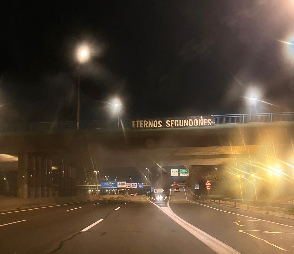 «Αιώνια δεύτεροι»: Ξεκίνησαν τα όργανα πριν το ντέρμπι – Οπαδοί της Ρεάλ κρέμασαν πανό σε γέφυρα για να πικάρουν την Ατλέτικο