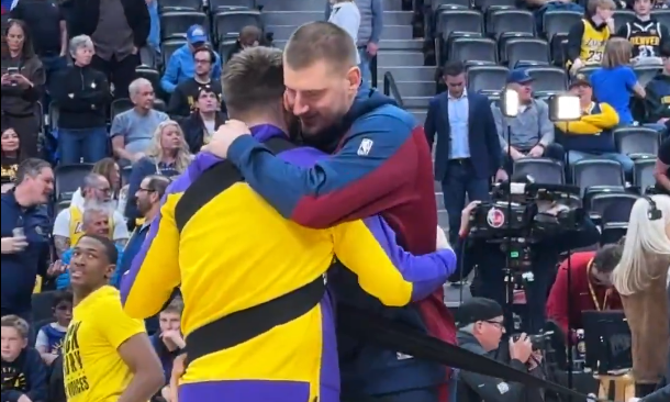 Η αγκαλιά Γιόκιτς και Ντόντσιτς ενθουσίασε το NBA: O αμοιβαίος σεβασμός των δύο… γιγάντων (vid)